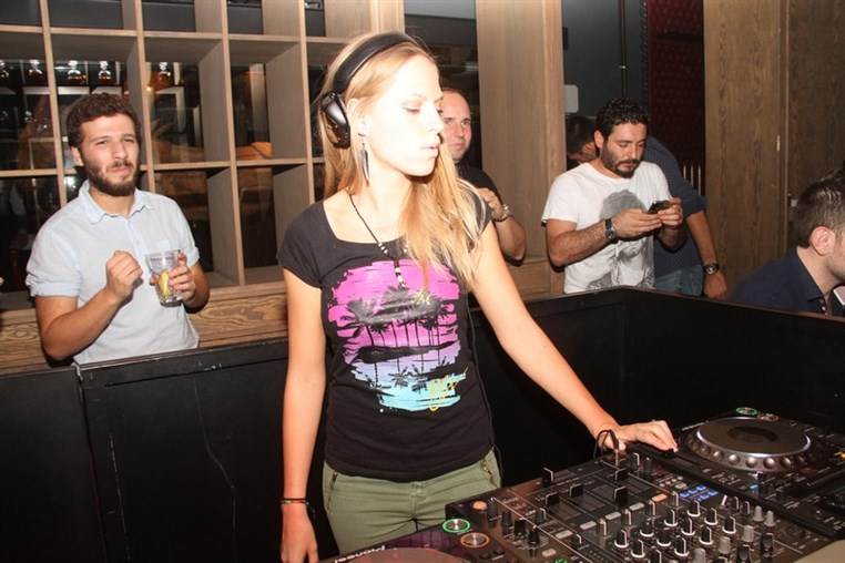 Nora En Pure LIVE at INDIE